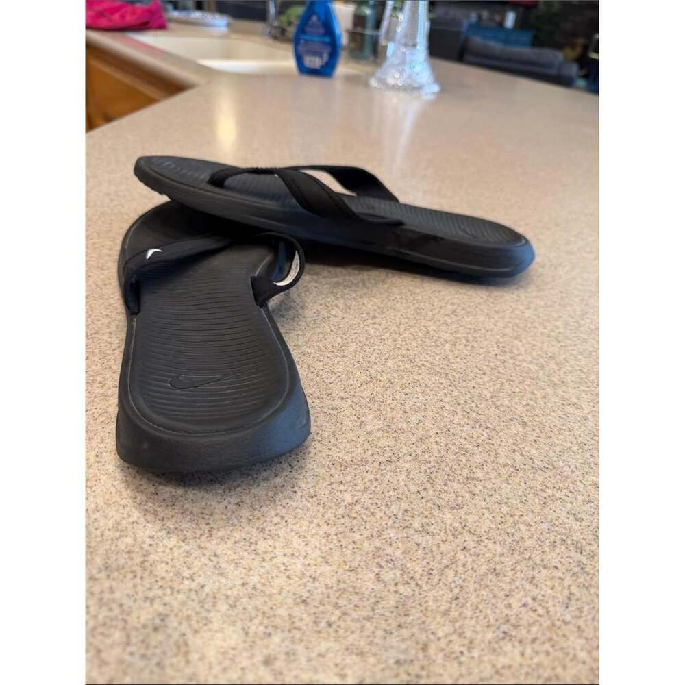 Nike Women's Black and White Flipflops - Picture 4 of 8